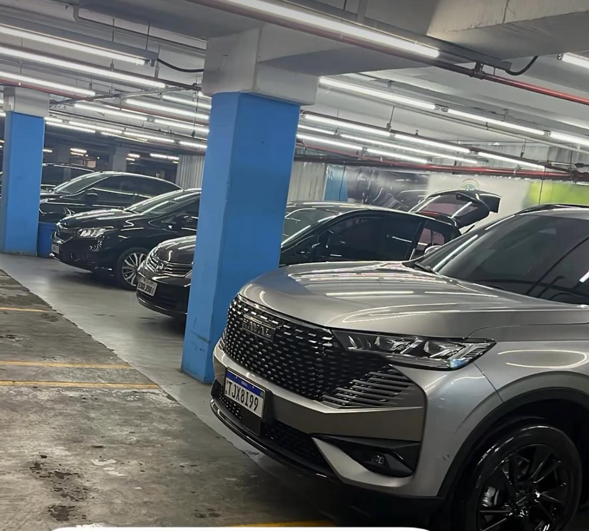 Estacionamento da unidade LustroPrime no Shopping Mais, ideal para vitrificação de pintura enquanto faz compras.