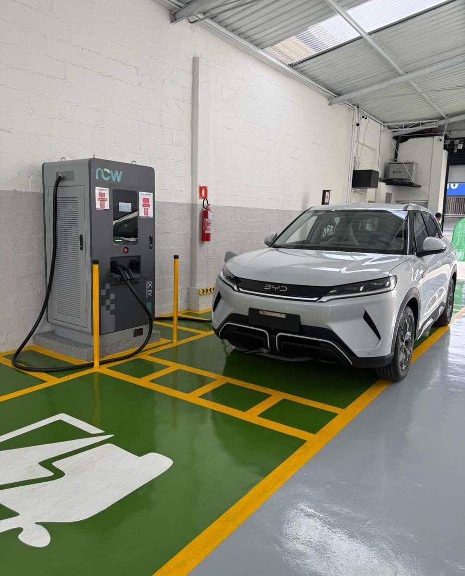 Carregador para veículos elétricos na unidade Santo Amaro da LustroPrime.