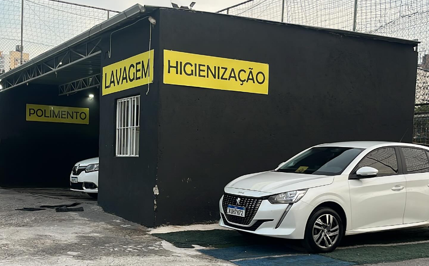 Interior de carro de luxo com bancos de couro limpos e hidratados após higienização.