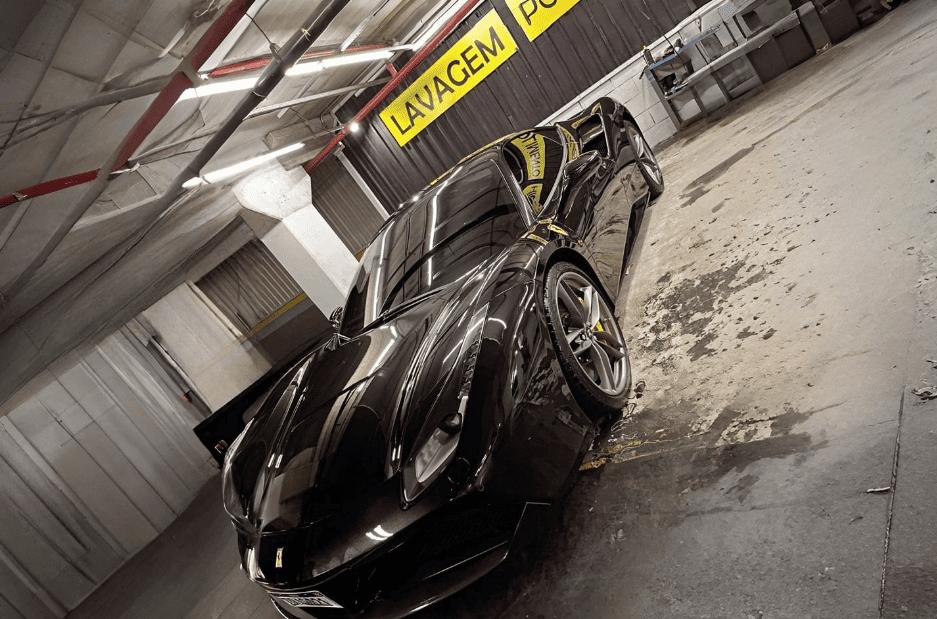 Carro esportivo preto com pintura vitrificada brilhando.